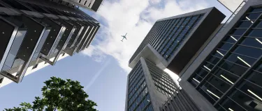 Vista desde la calle al cielo viendo laterales de edificios