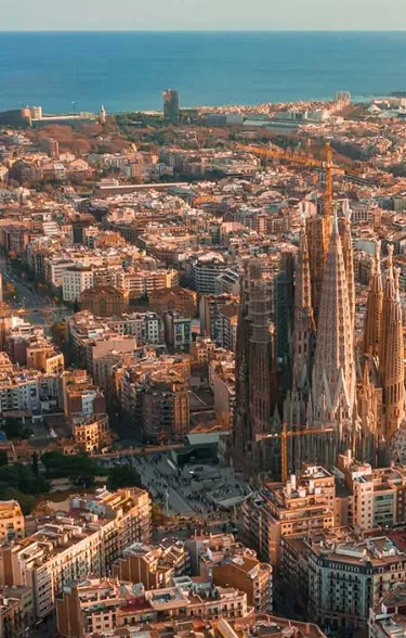 Vista de ciudad con parque entre edificios