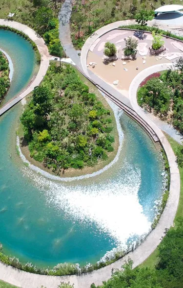 Vista aérea de parque con lago artificial
