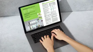 Ordenados portátiles donde se ve una DAP de Holcim España