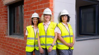 Holcim  y ella construye campamentos de construcción