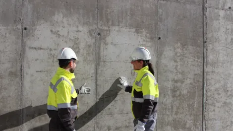 Muro de hormigón y personas