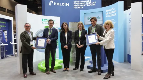Holcim España recibe certificado  AENOR para cementos