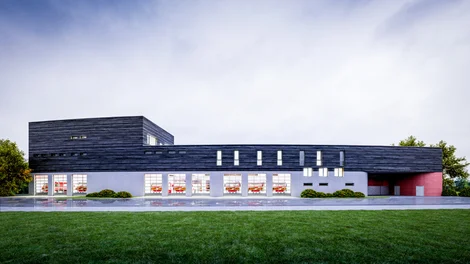 Casa residencial con fachada eficiente y sistemas de aislamiento térmico.