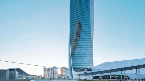 Pavimento urbano moderno óptimo para la captación y gestión sostenible del agua de lluvia.