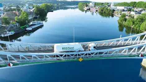 Infraestructura sobre río con transporte de cemento sostenible ECOPlanet, ejemplo de reducción de carbono embebido en construcción sostenible frente al carbono operativo.