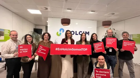 equipo holcim celebrando certificado top employer