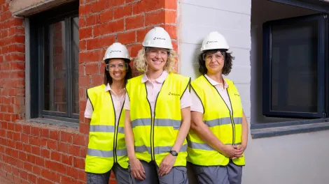 Holcim  y ella construye campamentos de construcción