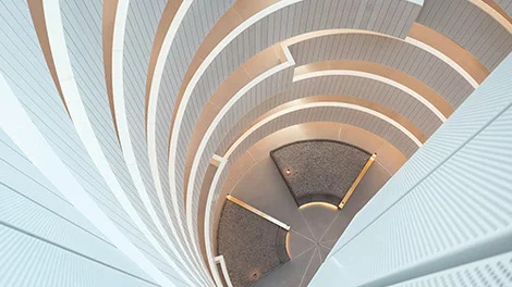 Hueco de escalera circular hecho con productos Holcom