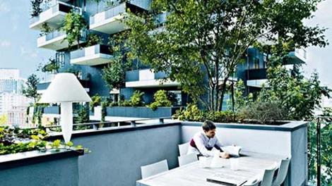 Terraza transitable en edificio moderno, donde una correcta impermeabilización es esencial para prevenir filtraciones y daños estructurales.