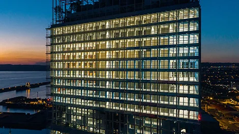 Vista de edificio de noche