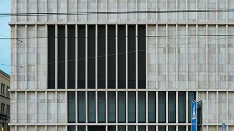 Fachada de un edificio de hormigón moderno.