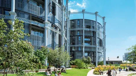 Edificación contemporánea con espacios ajardinados y envolvente eficiente, modelo de reducción de emisiones de CO₂ en proyectos urbanos sostenibles.