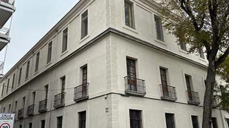 Fachada histórica del Edificio Tabacalera en Madrid, ejemplo de rehabilitación patrimonial mediante el uso de morteros de cal hidráulica natural.