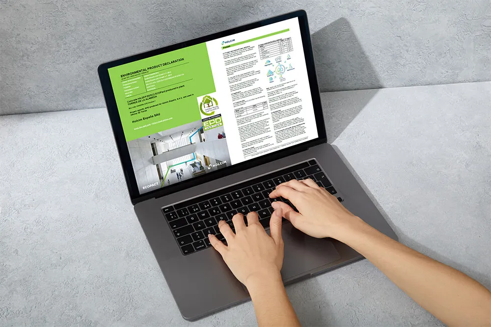 Ordenados portátiles donde se ve una DAP de Holcim España