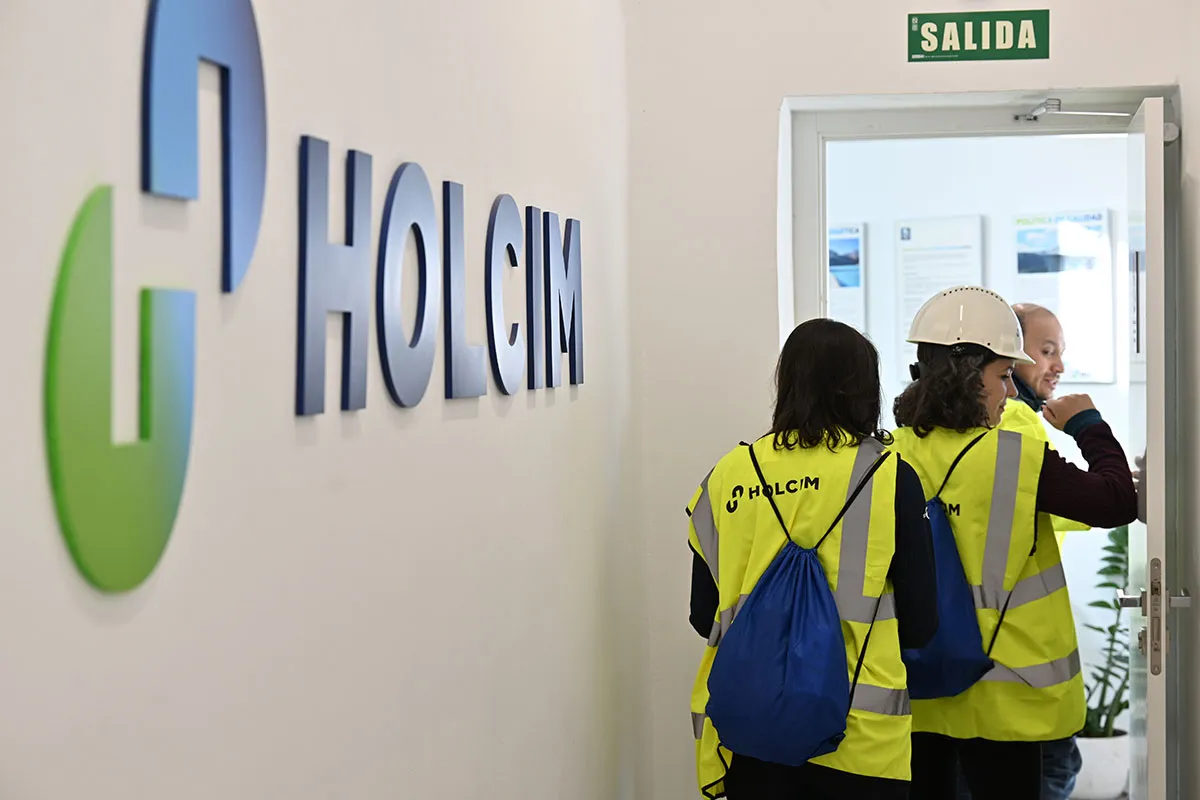 ALumnas entrando en Holcim Campus