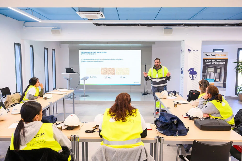 Alumnos en clase en Holcim building campus