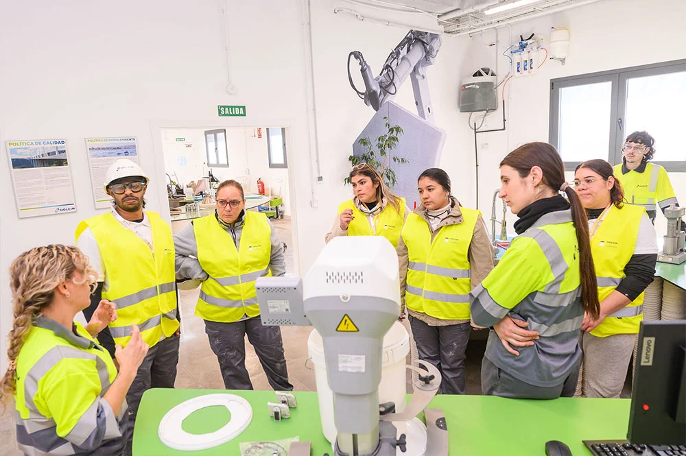 Estudiantes en Holcim building campus