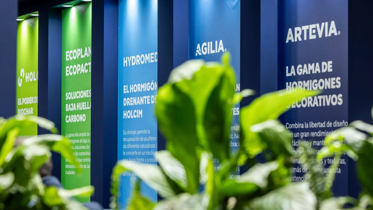 presentación productos Holcim en stand rebuild 2026