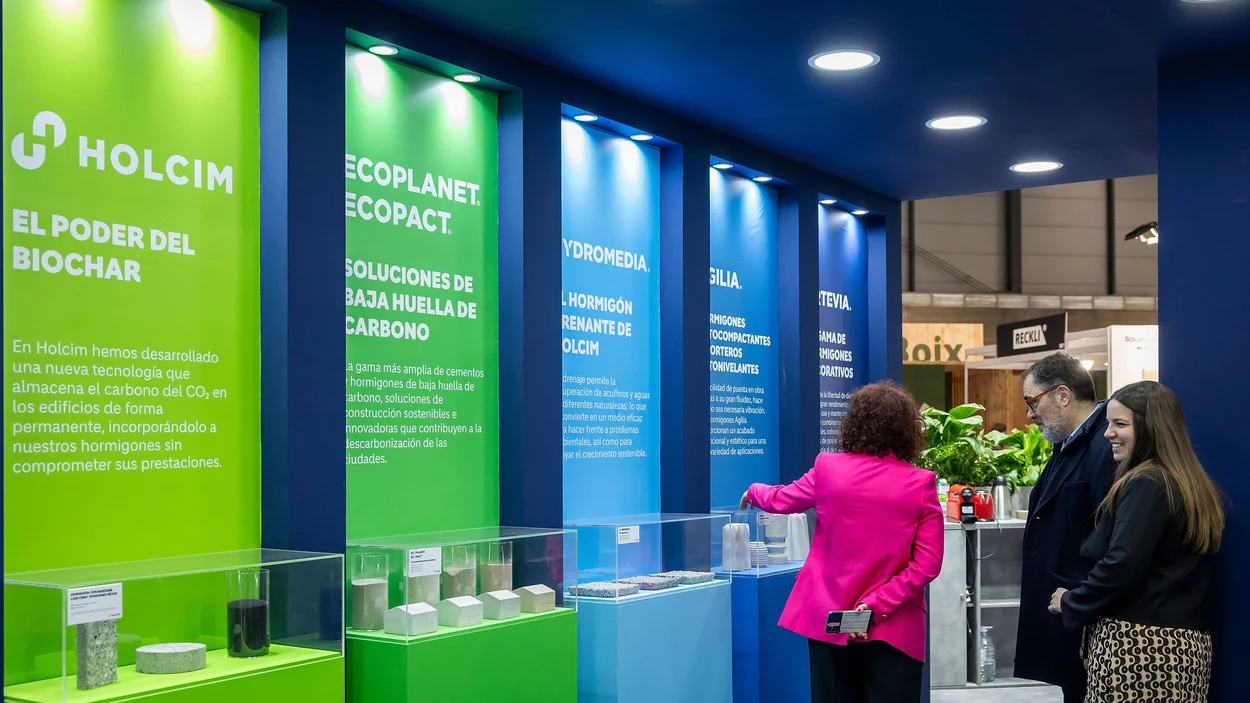 productos en stand Holcim Rebuild 2026