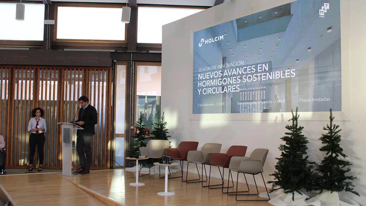 Impartiendo ponencia en charla avances en el hormigón matcoam 25