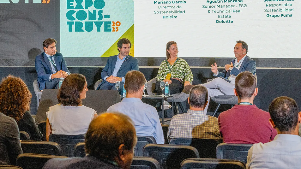 Personas en mesa redonda expoconstruye 2025