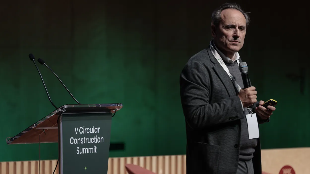 javier-alández en su presentación en V Foro de Construcción sostenible