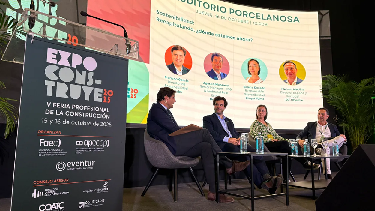 Miembros de mesa redonda en expoconstruye 2025
