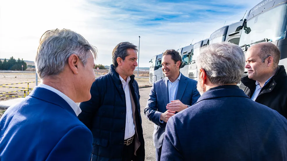 Equipo hablando delante de la nueva flota propia de camiones de Holcim