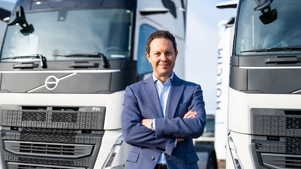 ceo Holcim delante de nueva flota propia de camiones Volvo
