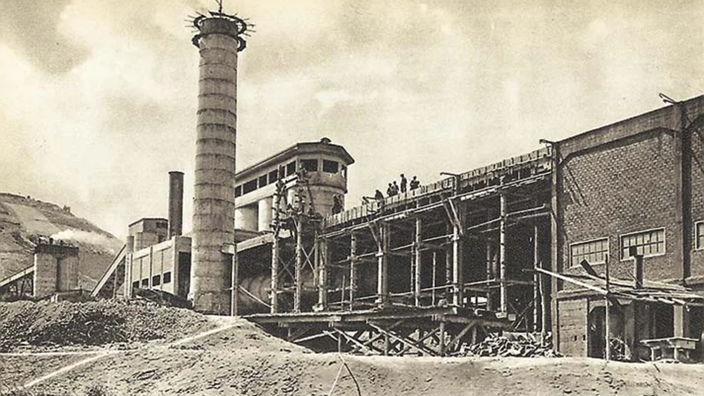 Imagen histórica de la construcción de la planta de Holcim en Villaluenga