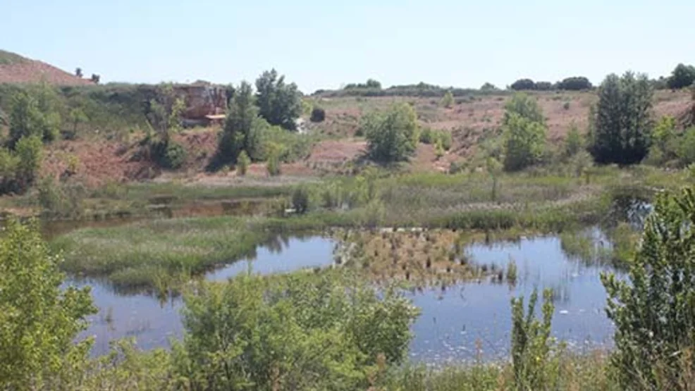 Vista panorámica general del humedal protegido de La Chanta en Corpa, mostrando las lagunas artificiales integradas en el relieve geomorfológico recuperado.