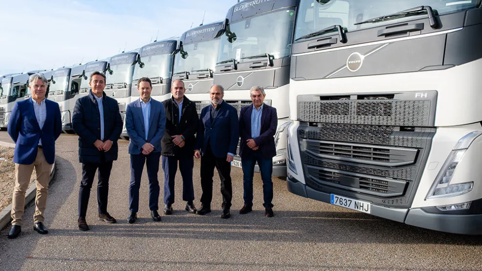 Personas que participaron en el proceso de entrega de los camiones delante de los camiones