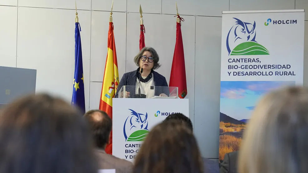 Consejera de Castilla la mancha  haciendo presentación en Seminario Canteras Bio-Geodiversidad y Desarrollo Rural