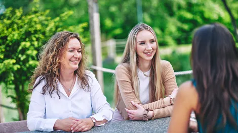 Personas reunidas en un parque