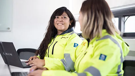 Chicas trabajando en equipo
