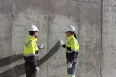 Muro de hormigón y personas