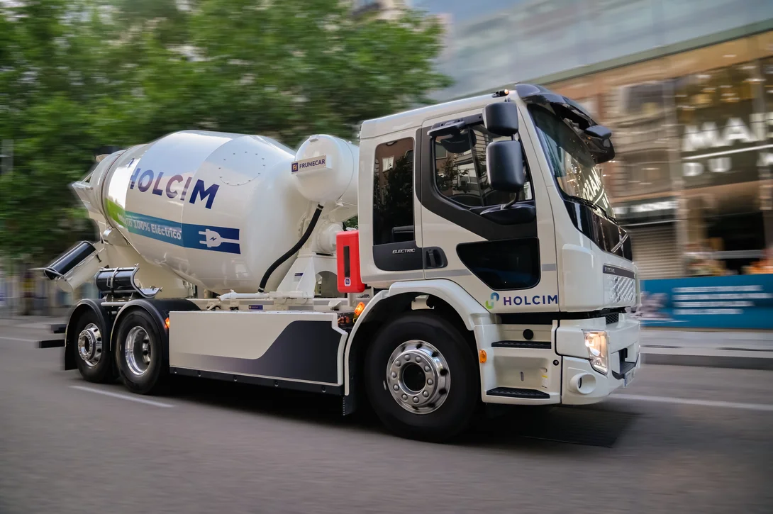Camión hormigonera eléctrico de Holcim adaptado al nuevo DeCA digital.
