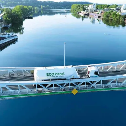 Infraestructura sobre río con transporte de cemento sostenible ECOPlanet, ejemplo de reducción de carbono embebido en construcción sostenible frente al carbono operativo.
