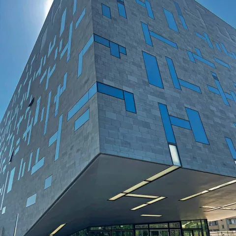 Edificio corporativo contemporáneo construido con hormigón ECOPact® de bajas emisiones, ejemplo de Certificado de Construcción Sostenible en edificación con diseño eficiente y fachada optimizada.