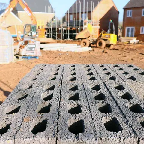 Bloques de hormigón en obra de edificación, representación del análisis de materiales y la medición de la huella de carbono en la construcción sostenible.