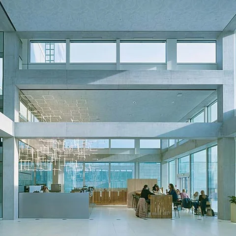 HSG Learning Center, en St. Gallen, Suiza, proyecto que incorpora ECOPact en su interior con contenido reciclado procedente de residuos de construcción y demolición.