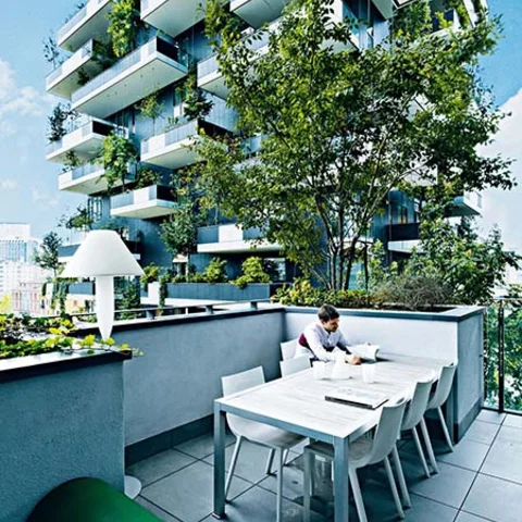 Terraza transitable en edificio moderno, donde una correcta impermeabilización es esencial para prevenir filtraciones y daños estructurales.
