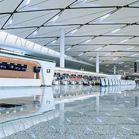 Pavimento continuo pulido en terminal de aeropuerto con superficie nivelada y acabado brillante de gran formato