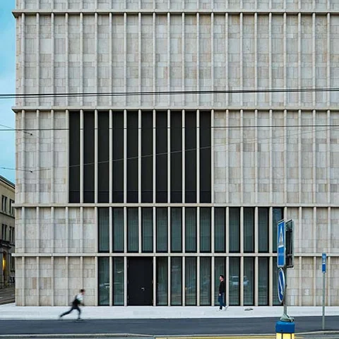 Fachada de un edificio de hormigón moderno.
