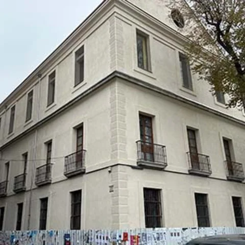 Fachada histórica del Edificio Tabacalera en Madrid, ejemplo de rehabilitación patrimonial mediante el uso de morteros de cal hidráulica natural.